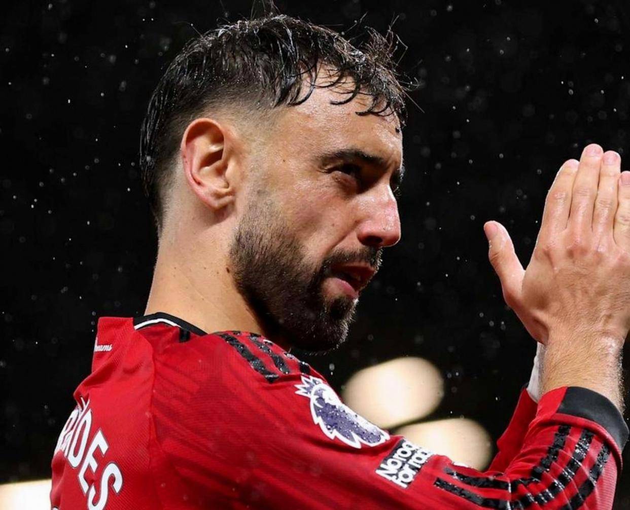 顶薪40万镑，B费拒绝加薪，曼联开出最高薪续约队长但关键在欧冠资格